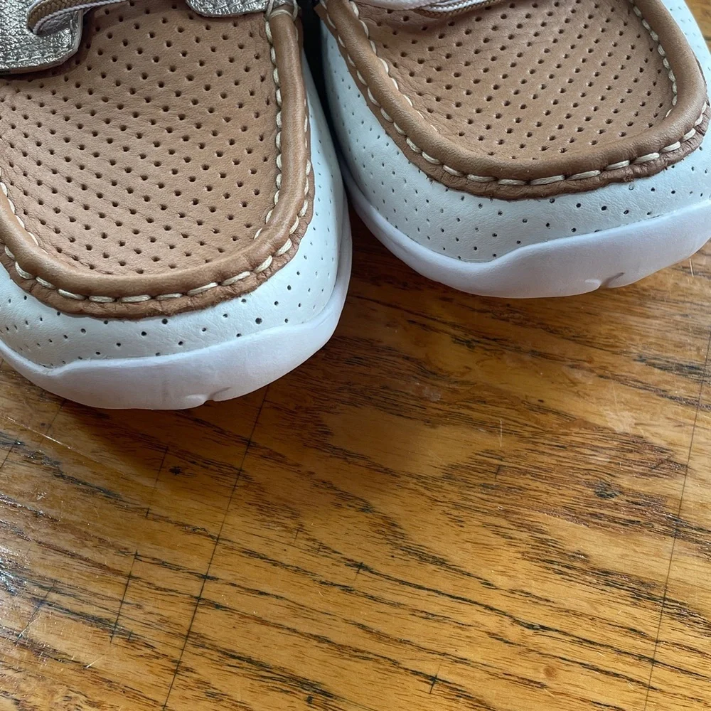 CLARKS ARBOR OPAL LEATHER BOAT SHOE
SIZE 9.5 - Picture 11 of 12